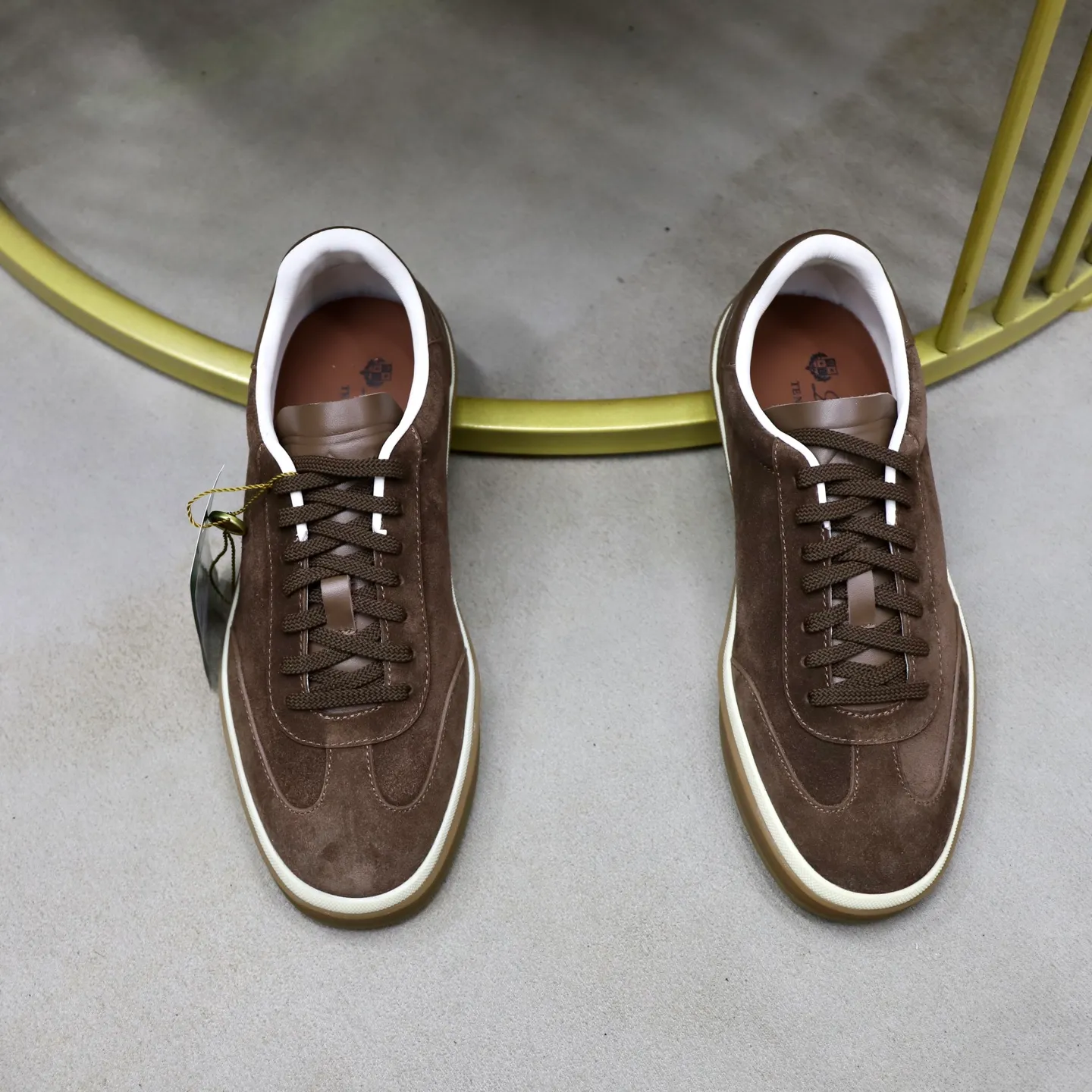 Ex-factory price: 560💰Loro Riana men’s moral training sneakers! Made from high-quality materials and designed in a low-cut silhouette, it offers an elegant and stylish look that's suitable for year-round wear. The unique double-layer sole aesthetic design, caramel cup-shaped outsole is decorated with off-white rubber trim, creating an attractive color combination. Pair with tailored pieces or jeans for a sophisticated yet casual look. The heel is decorated with soft cow leather tongue with Kummel color inserts and cotton laces with embossed LP logo. Upper: cow split suede. Lining: original thickened soft sheepskin. Size: 38-39-40-41-42-43-44 (customized in 45.46)